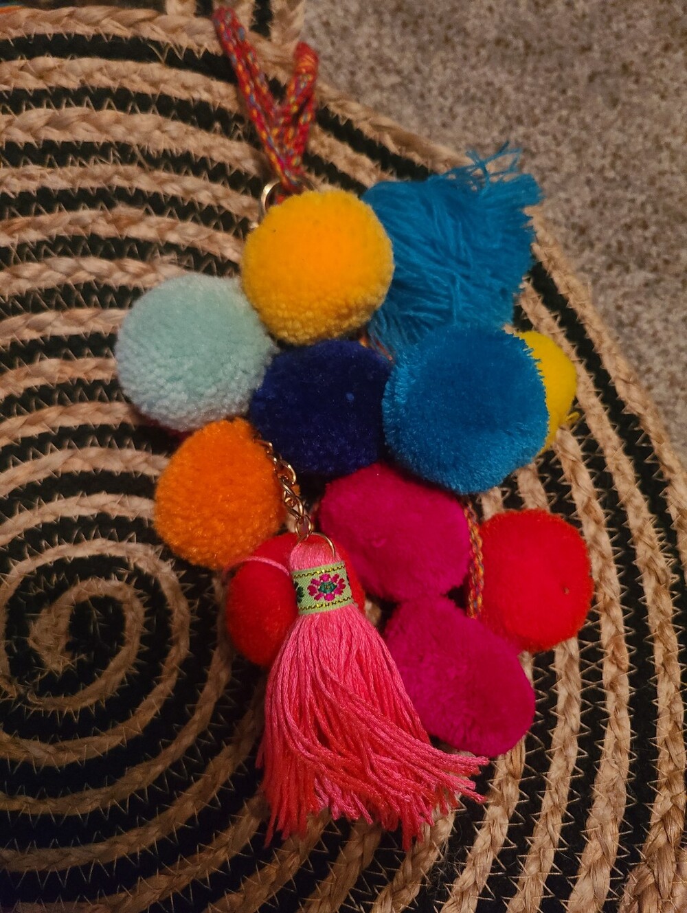 NEW NATURAL AND BLACK HANDWOVEN LARGE ROUND JUTE BAG WTH POMPOM/TASSELS - Picture 7 of 8